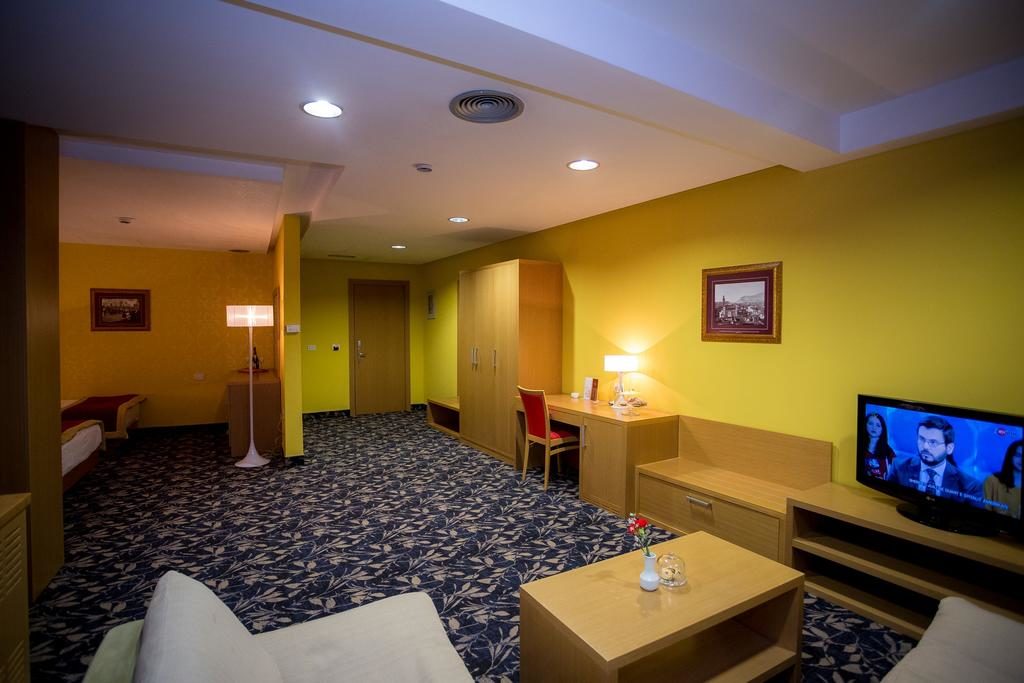 Deluxe Family Room