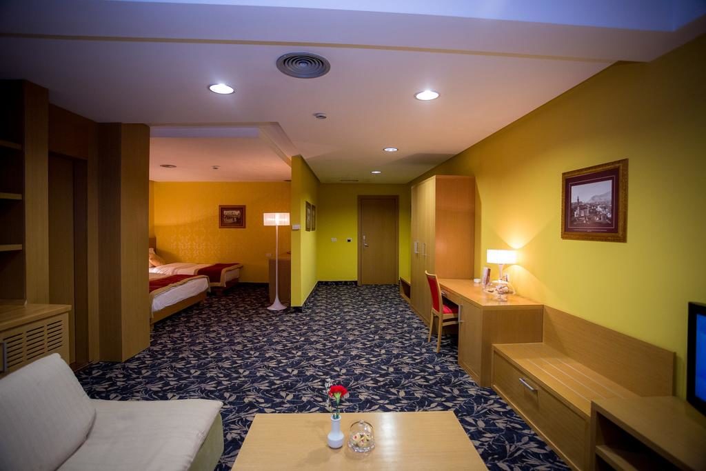 Deluxe Family Room