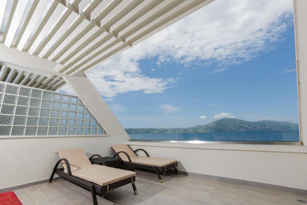 Deluxe Suite with Sea View