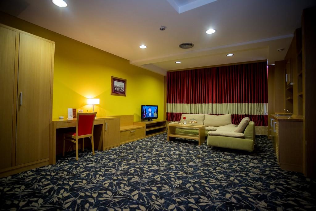 Deluxe Family Room
