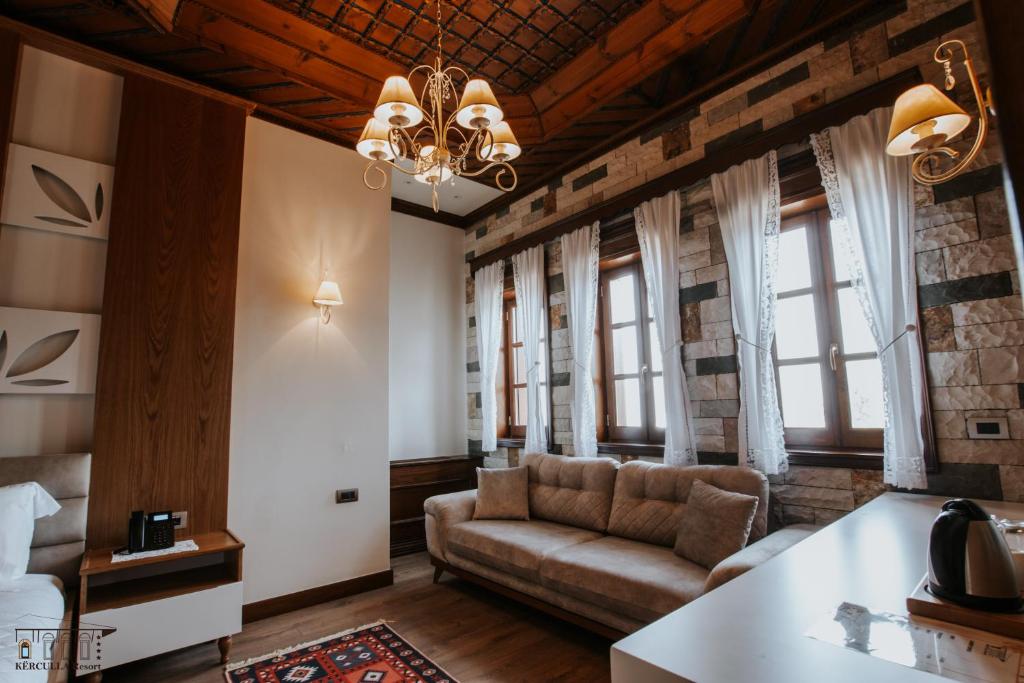 Deluxe Queen Suite