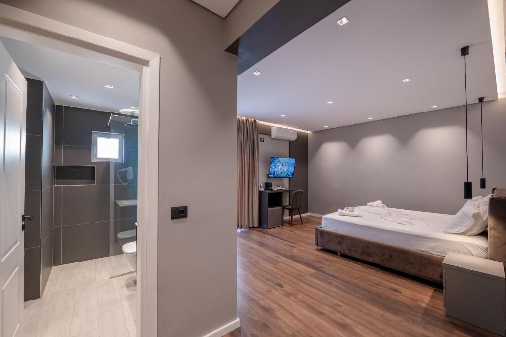 Deluxe Double Room with Side Sea View