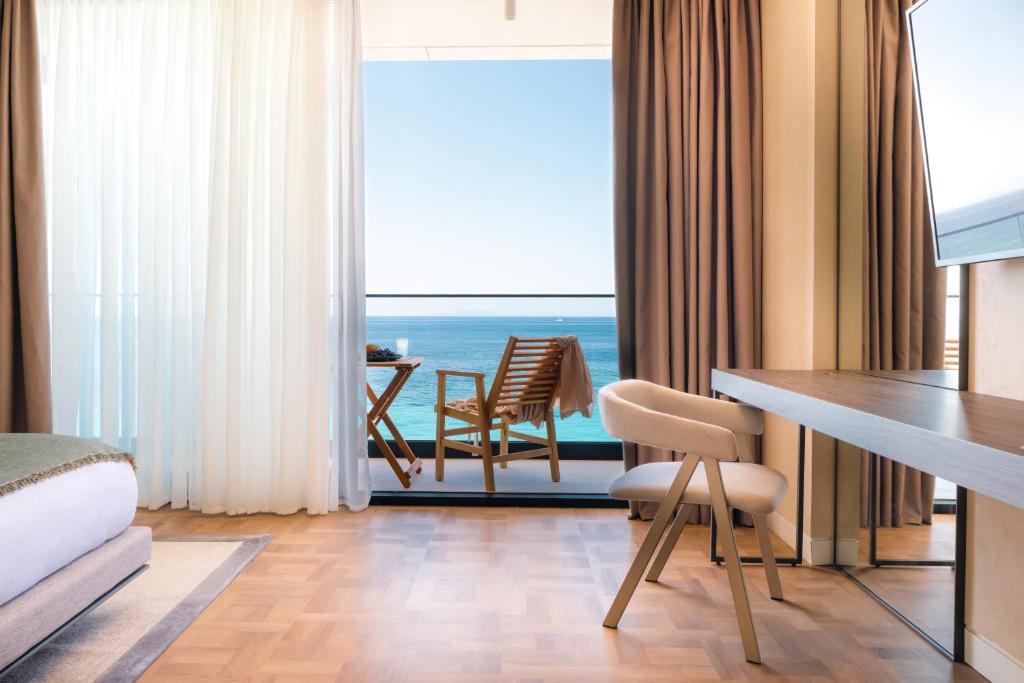 Deluxe Suite with Sea View